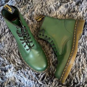 Men’s Dr. Martens 1460 SMOOTH- men’s size 10 US